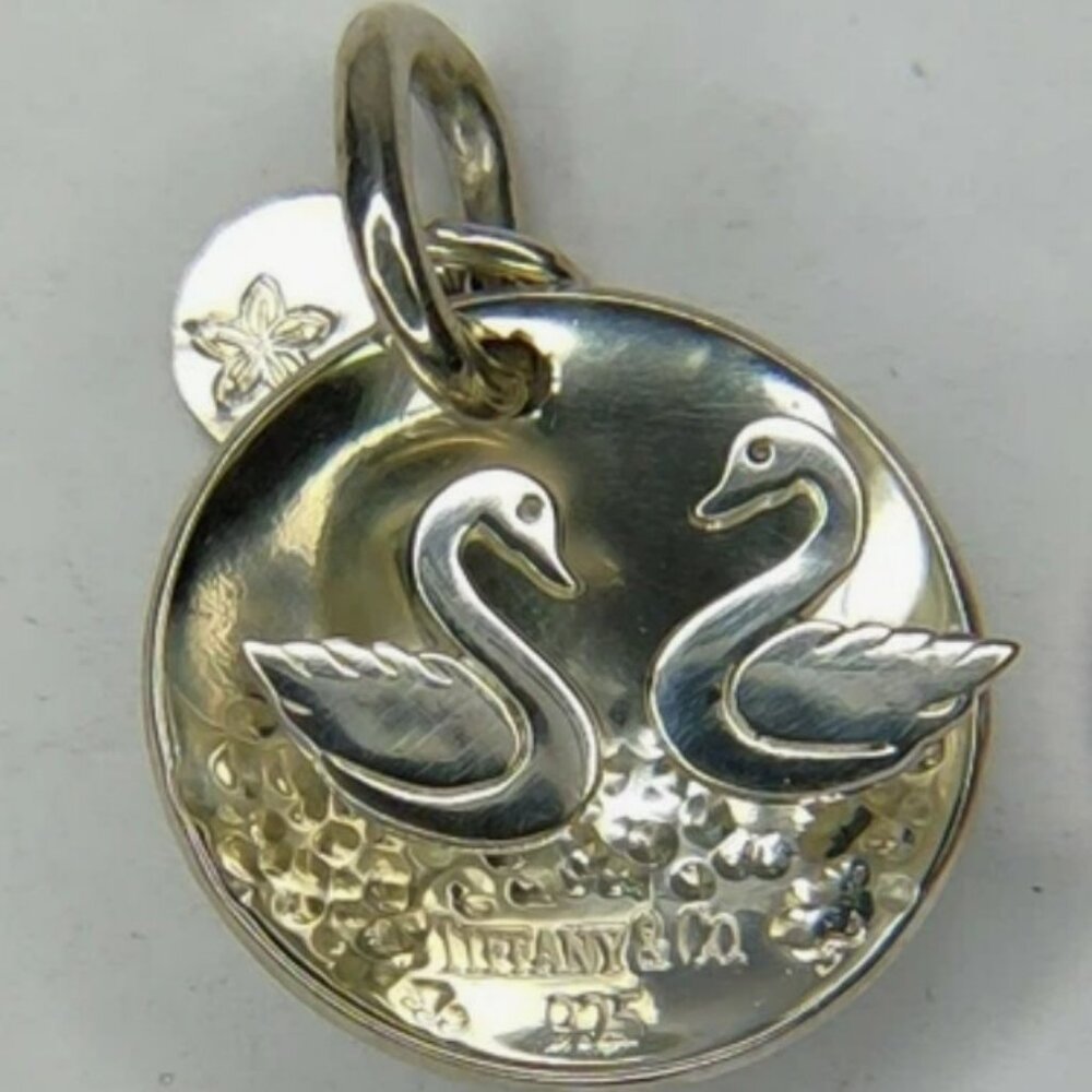 NEW TIFFANY & CO BERRY MARLOW STERLING SILVER 925 CONCAVE ROUND 3D SWANS PENDANT